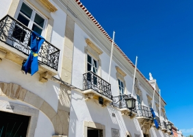 LAÇO AZUL HUMANO EM LOULÉ ASSINALA MÊS DA PREVENÇÃO DOS MAUS-TRATOS NA INFÂNCIA