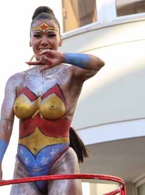 EM LOULÉ, O SOL BRILHOU PARA VER PASSAR O MAIS ANTIGO CARNAVAL DO PAÍS