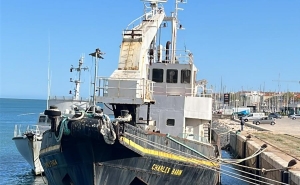 Militares de Navio da Marinha combatem incêndio em embarcação abandonada em Vila Real de Santo António