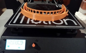 Alunos de Faro estão a produzir viseiras para proteção ao COVID-19