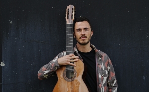 Manel Ferreira traz a sua guitarra viajante à República 14 