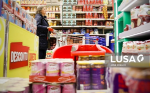 Covid-19: Governo diz que há «retoma de normalidade» na afluência aos supermercados