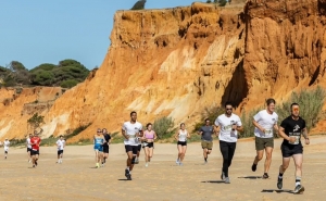 Albufeira Cidade Europeia do Desporto 2026 recebe EPIC SANA Beach Run na Praia da Falésia