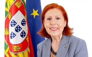 Ministra insiste em mapas nas praias para resolver polémica sobre chapéus-de-sol