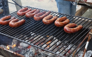 Festa das Chouriças manteve tradição viva em Alte, apesar da chuva