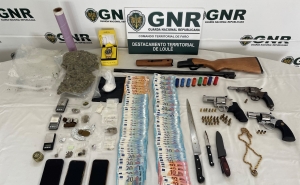Loulé – Três detidos e três arguidos por roubo com apreensão de armas e estupefacientes