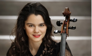 Terras sem Sombra em Mértola: o encontro de Bach e Casals  na arte sem par da violoncelista suíça Estelle Revaz