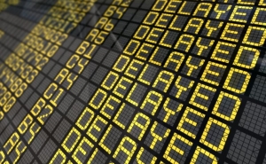 Aeroportos estão «vulneráveis» a ataques e devem investir em estratégias de segurança cibernética, diz relatório