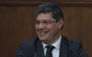 PS diz que Montenegro andou alheado do país, entre férias e uma festa