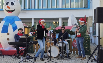 A Voz que Iluminou o Natal: Ana Newton e os Quatro Tons encantam Quarteira 