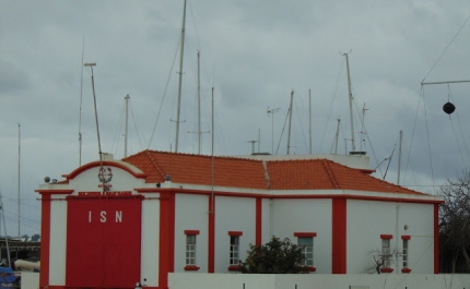 Equipas de Emergência Respondem a Barco que se afundou em Tavira