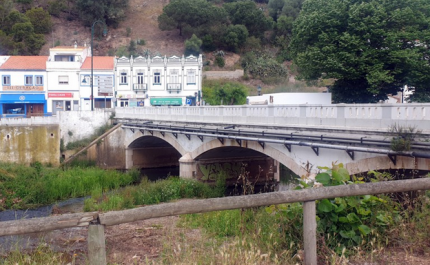 MUNICÍPIO DE ALJEZUR AVANÇA COM A OBRA DE CONSTRUÇÃO DE PONTÃO PEDONAL NA RIBEIRA DE ALJEZUR 