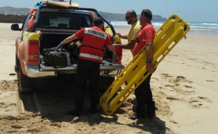 Auxílio a praticante de kitesurf na praia da Bordeira