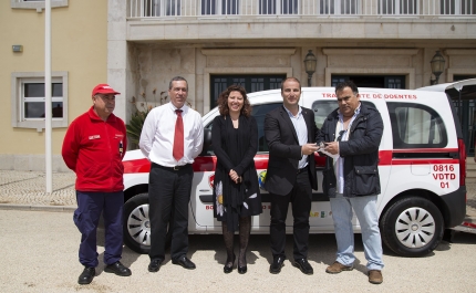 Câmara Municipal de Vila do Bispo entrega viatura ligeira de transporte de passageiros com mobilidade reduzida aos Bombeiros 