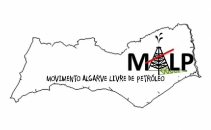 Vigília de protesto contra a exploração de petróleo e gás no Algarve, junto à Câmara Municipal de Aljezur