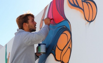 João Fernandes, artista local, pinta mural do Polidesportivo de Aljezur