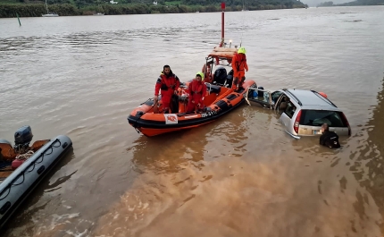 Autoridade Marítima Nacional coordena retirada de viatura do rio Guadiana em Vila Real de Santo António