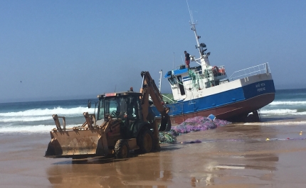 Desencalhada embarcação de pesca da praia do Tonel em Sagres