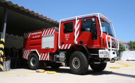 CÂMARA DE ALJEZUR ENTREGA VEICULO FLORESTAL DE COMBATE A INCÊNDIOS AOS BOMBEIROS DE ALJEZUR