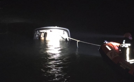 Viatura ligeira cai à água no cais das Quatro Águas em Tavira