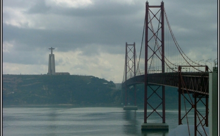 Petroleiro embate em pilar da ponte 25 de Abril