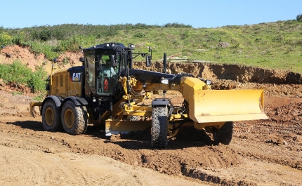 Câmara de Vila do Bispo adquire motoniveladora por € 346.860,00 para melhorar as vias municipais