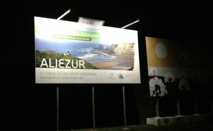  ALJEZUR COM ILUMINAÇÃO SOLAR NOS OUTDOORS 