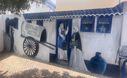 Murais de 2016 são recuperados pela artista Meire Gomes, numa iniciativa da Junta de Freguesia de Ferragudo de valorização da arte urbana e do espaço público