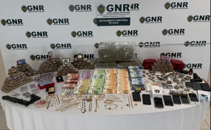 Quarteira e Almancil – Seis detidos e apreensão de 18 quilos de estupefaciente e de mais de 105 mil euros 