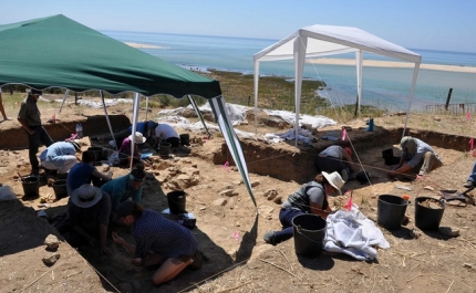 Escavações arqueológicas em Cacela Velha revelam cemitério medieval e bairro almóada