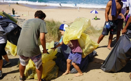 Mais de 500 pessoas participaram no Paddle Out for Nature