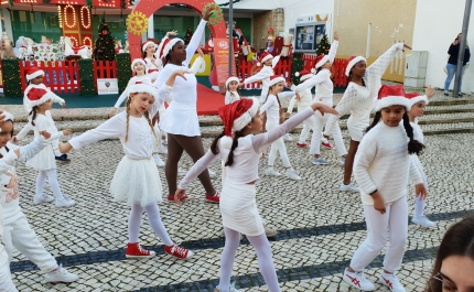 QUARTEIRA | Atuação surpresa de Natal da Escola de Dança Arabesque 