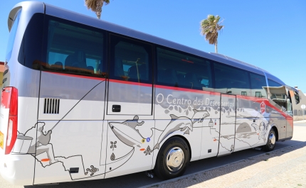 MUNICÍPIO DE VILA DO BISPO ADQUIRE AUTOCARRO DE 51 LUGARES EQUIPADO COM PLATAFORMA ELÉTRICA PARA PESSOAS COM MOBILIDADE REDUZIDA