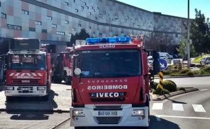 Bombeiros Combatem Incêndio no Centro Comercial em Tavira