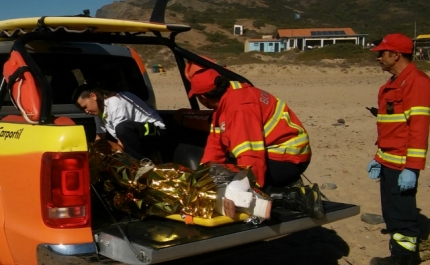 Resgate de praticantes de parapente após queda no miradouro da praia da Cordoama