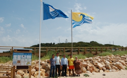 Bandeiras «Qualidade de Ouro» hasteadas nas 12 praias de Vila do Bispo