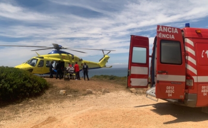 Resgatadas quatro pessoas na praia de Odeceixe em Aljezur