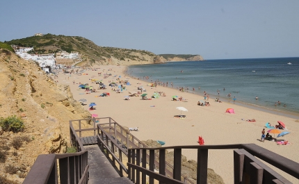 Praia da Salema entre as 50 melhores praias do mundo.