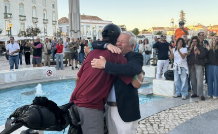 Miguel Figueira conclui volta ao mundo em bicicleta e é recebido com grande emoção em Tavira