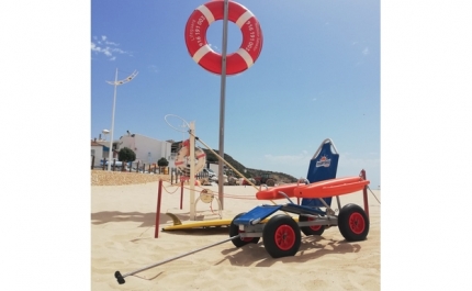 Cadeira anfíbia reforça acessibilidade na praia da Salema