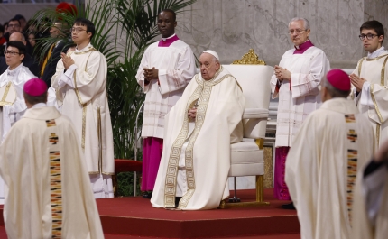 Novo diácono algarvio Bruno Valente foi um dos dois assistentes do Papa na Eucaristia deste domingo