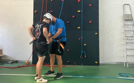 Agrupamento de Escolas Dr. Francisco Fernandes Lopes tem uma parede de escalada