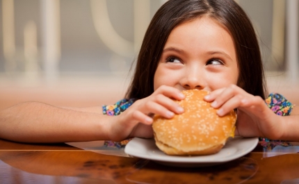 Crianças são alvo preferencial de anúncios publicitários a alimentos pouco saudáveis