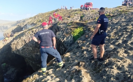 Mulher e criança resgatadas após serem arrastadas por agueiro na praia da Amoreira em Aljezur