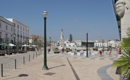 Tavira entrega bolsas de estudo a estudantes universitários