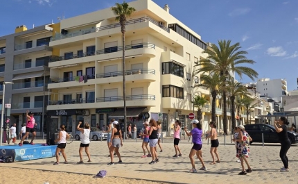 Vania Pipard voltou a fazer Quarteira dançar numa manhã de ritmo e energia com Zumba Sunrise 