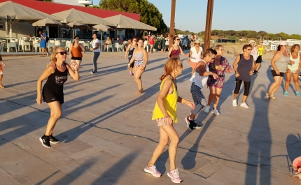 QUARTEIRA | Muita animação em mais uma aula aberta de Zumba com Vania Pipar