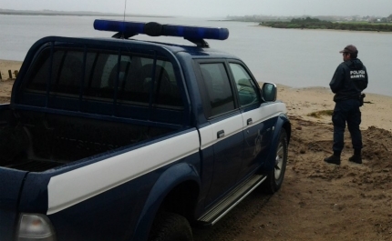 Embarcação de pesca encalhada na praia da Arrifana, Aljezur