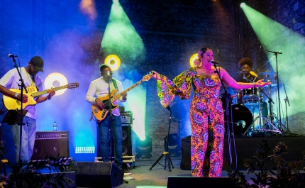 NO ARQUIPÉLAGO DE MÚSICAS, PALCOS E RUAS DE CABO VERDE, EM LOULÉ