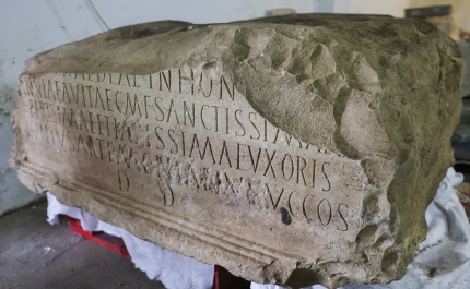 Descoberta base de antiga estátua romana epigrafada com duas toneladas em Faro 